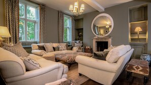 Cottage, 6 Bedrooms | Living area - Impressive Georgian Farmhouse near Kempsford High  (Swindon)