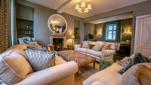 Cottage, 6 Bedrooms | Living room - Impressive Georgian Farmhouse near Kempsford High  (Swindon)