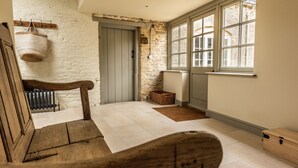 Interior - Impressive Georgian Farmhouse near Kempsford High  (Swindon)