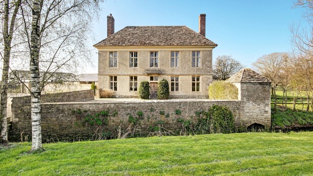 Cottage, 6 Bedrooms | Garden view - Impressive Georgian Farmhouse near Kempsford High  (Swindon)