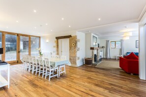 Cottage, 6 Bedrooms | In-room dining