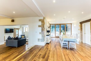 Ferienhaus, 6 Schlafzimmer | Essbereich im Zimmer