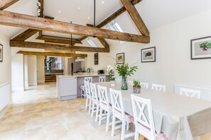 Cottage, 6 Bedrooms | In-room dining