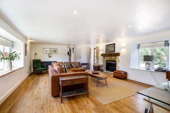 Traditional Cottage, 6 Bedrooms | Living area | Fireplace, table tennis