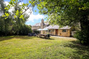 Garden view - Rustic Cotswolds Farmhouse by Burford (Burford)