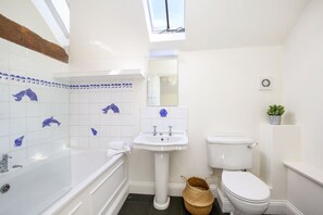 Traditional Cottage, 6 Bedrooms | Bathroom | Hair dryer, towels, toilet paper