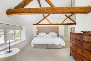 Premium bedding, individually decorated, individually furnished - Rustic Cotswolds Farmhouse by Burford (Burford)