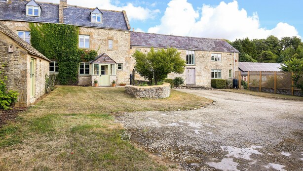 Front of property - Rustic Cotswolds Farmhouse by Burford (Burford)