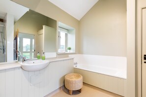 Cottage, 6 Bedrooms | Bathroom | Hair dryer, towels, toilet paper