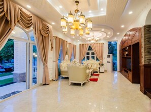 Televisión y chimenea