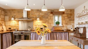 Cottage, 5 Bedrooms | In-room dining