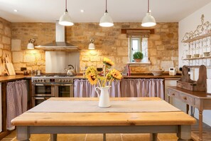 Cottage, 5 Bedrooms | In-room dining - Classic Family Barn Conversion in Radcot (Faringdon)