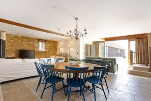 Cottage, 5 Bedrooms | In-room dining