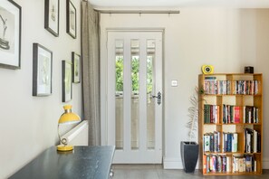 Interior entrance - Spacious & Stylish Cotswold Family home (Cirencester)
