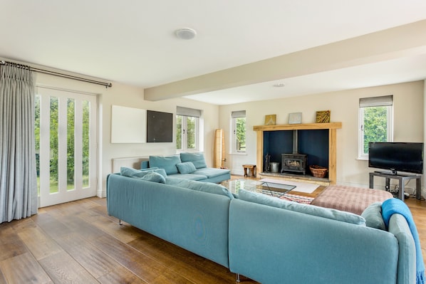 Deluxe Cottage, 6 Bedrooms | Living area | Fireplace