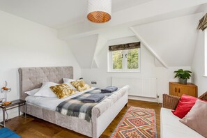 Room - Spacious & Stylish Cotswold Family home (Cirencester)