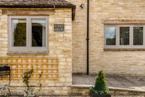 Exterior detail - Spacious & Stylish Cotswold Family home (Cirencester)