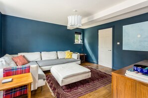 Cottage Deluxe, 6 phòng ngủ | Khu phòng khách | Lò sưởi 