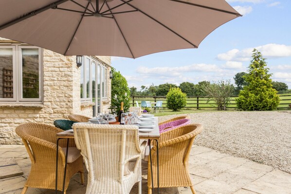 Outdoor dining - Spacious & Stylish Cotswold Family home (Cirencester)
