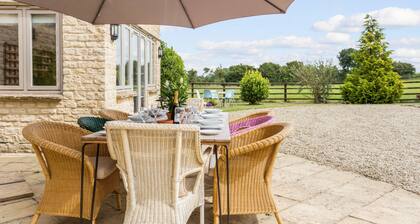 Spacious & Stylish Cotswold Family home