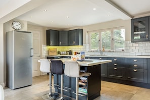 Deluxe Cottage, 6 Bedrooms | Private kitchen | Fridge, microwave, oven, stovetop