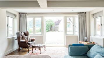 Deluxe Cottage, 6 Bedrooms | Living area | Fireplace