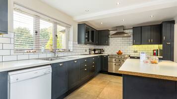 Deluxe Cottage, 6 Bedrooms | Private kitchen | Fridge, microwave, oven, stovetop
