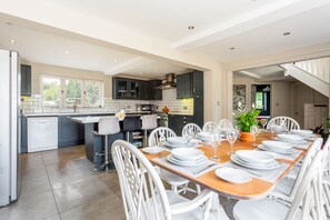 Deluxe Cottage, 6 Bedrooms | In-room dining - Spacious & Stylish Cotswold Family home (Cirencester)
