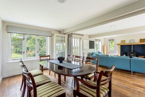 Deluxe cottage, 6 slaapkamers | Dineren in de kamer
