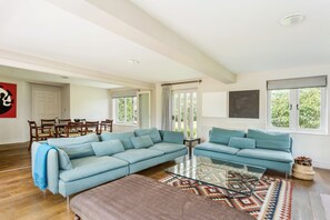 Deluxe Cottage, 6 Bedrooms | Premium bedding, individually decorated, individually furnished - Spacious & Stylish Cotswold Family home (Cirencester)