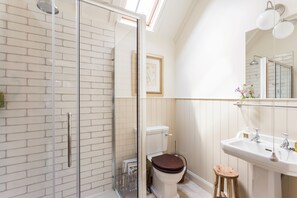 Cottage, 2 Bedrooms | Bathroom | Shower, hair dryer, towels, toilet paper - Scenic Family Home in Cotswolds (Chipping Norton)