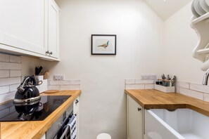 Cottage, 2 Bedrooms | Shared kitchen | Fridge, oven, stovetop, electric kettle