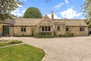 Exterior - Scenic Family Home in Cotswolds (Chipping Norton)