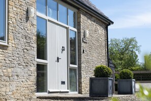 Front of property - Spacious Open-Plan Home in Oxfordshire (Bampton)