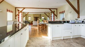 Casa de campo, 5 quartos | Cozinha privada | Geladeira, micro-ondas, fogão, cooktop
