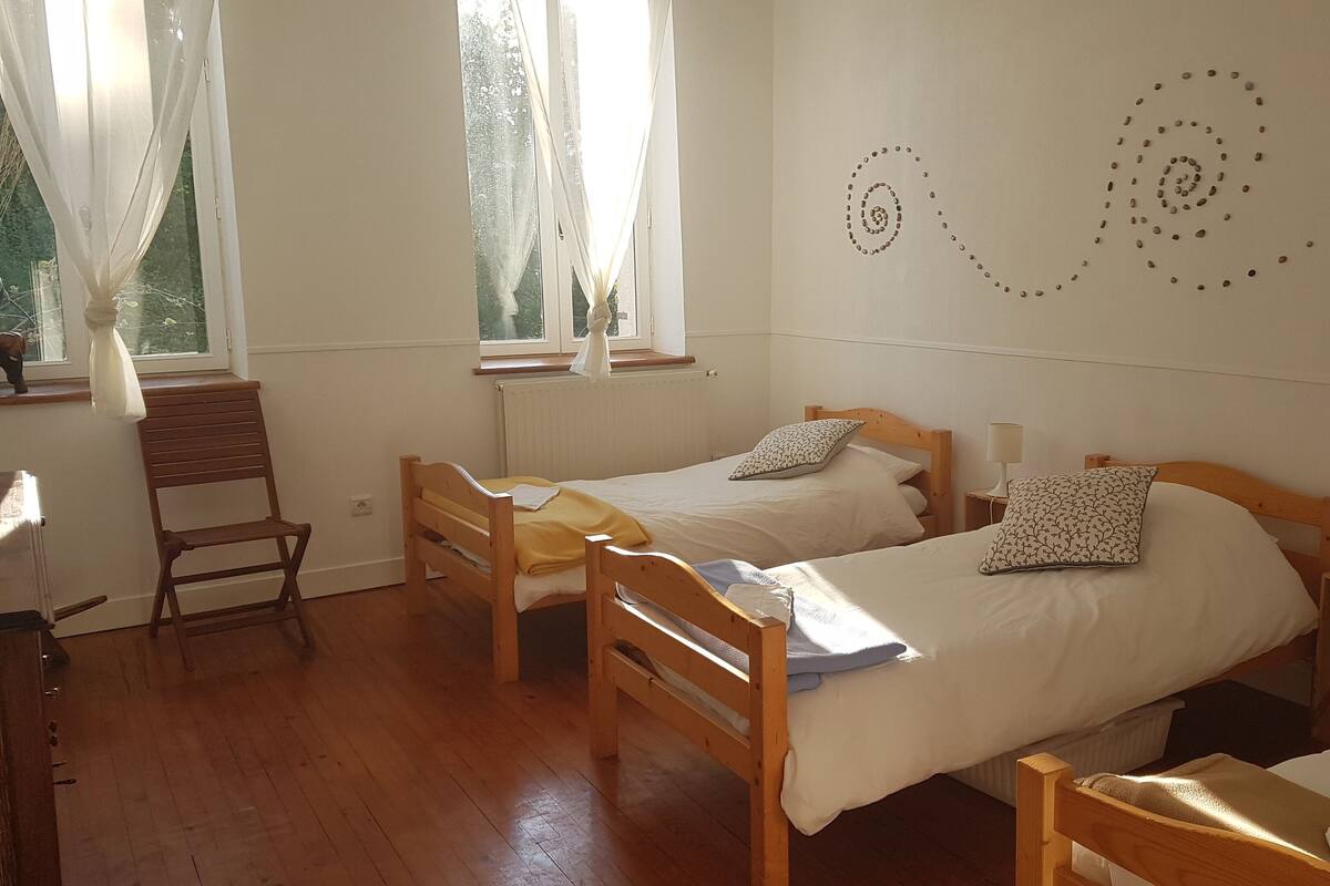 Quarto (Bal Du Moulin) | Berços grátis, Wi-Fi de cortesia, individualmente decorados