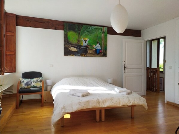 Room (Le Moulin Vert) | Individually decorated, individually furnished, free cribs/infant beds