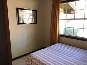 3 habitaciones, tabla de planchar con plancha, wifi y ropa de cama