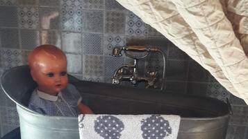 SĂšche-cheveux, serviettes fournies, savon, shampoing