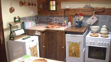 Frigorífico, placa de cocina, cafetera o tetera y hervidor eléctrico