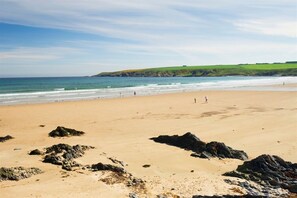 På stranden och solstolar