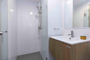 Asciugacapelli, asciugamani, sapone, shampoo