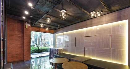 Komplett ausgestattet * Einfacher Pendelverkehr zum Flughafen und in die Innenstadt * 10 Minuten bis zur 2 BTS Station mit dem Auto