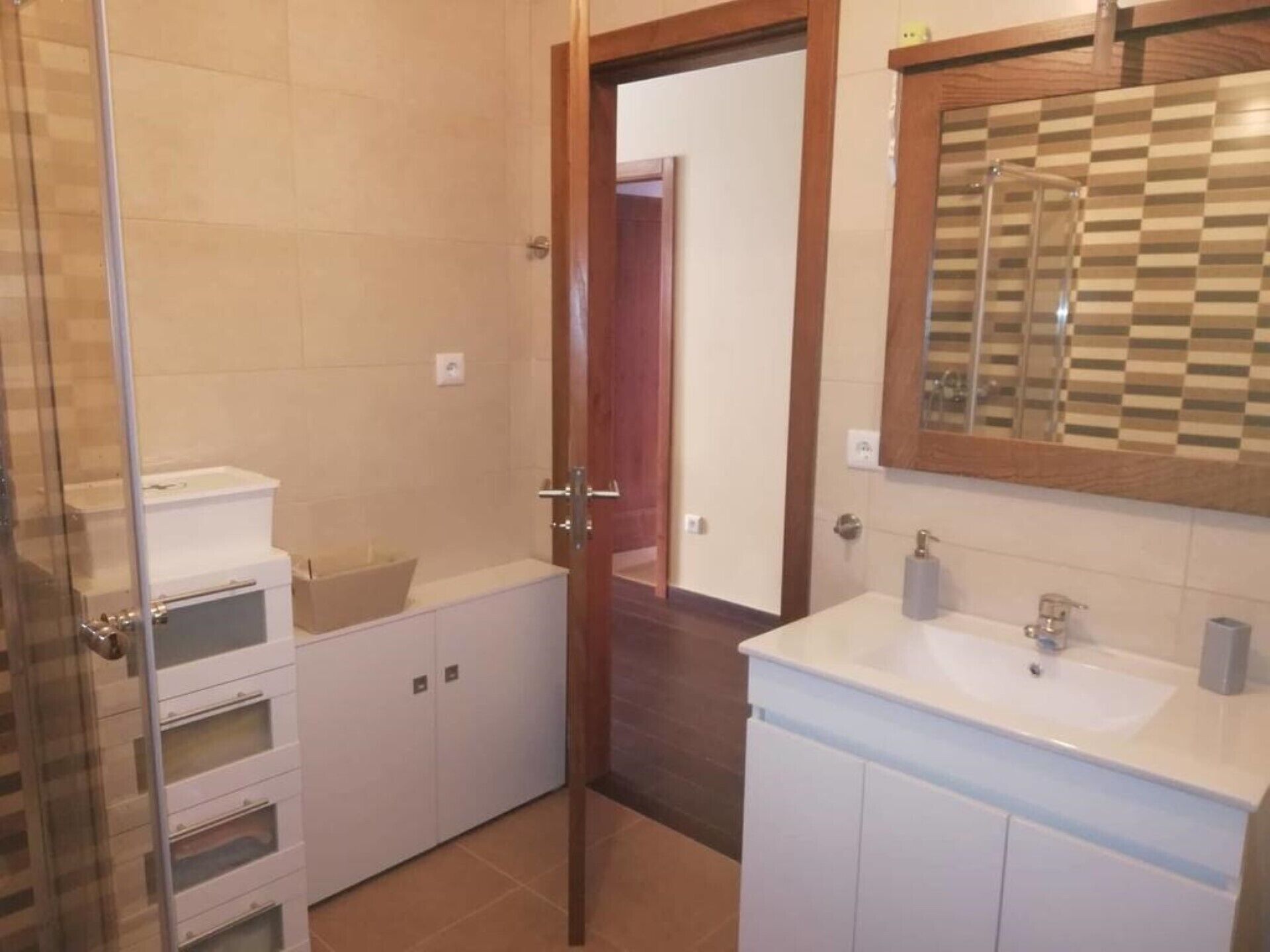 Haartrockner, Handtücher, Seife, Toilettenpapier