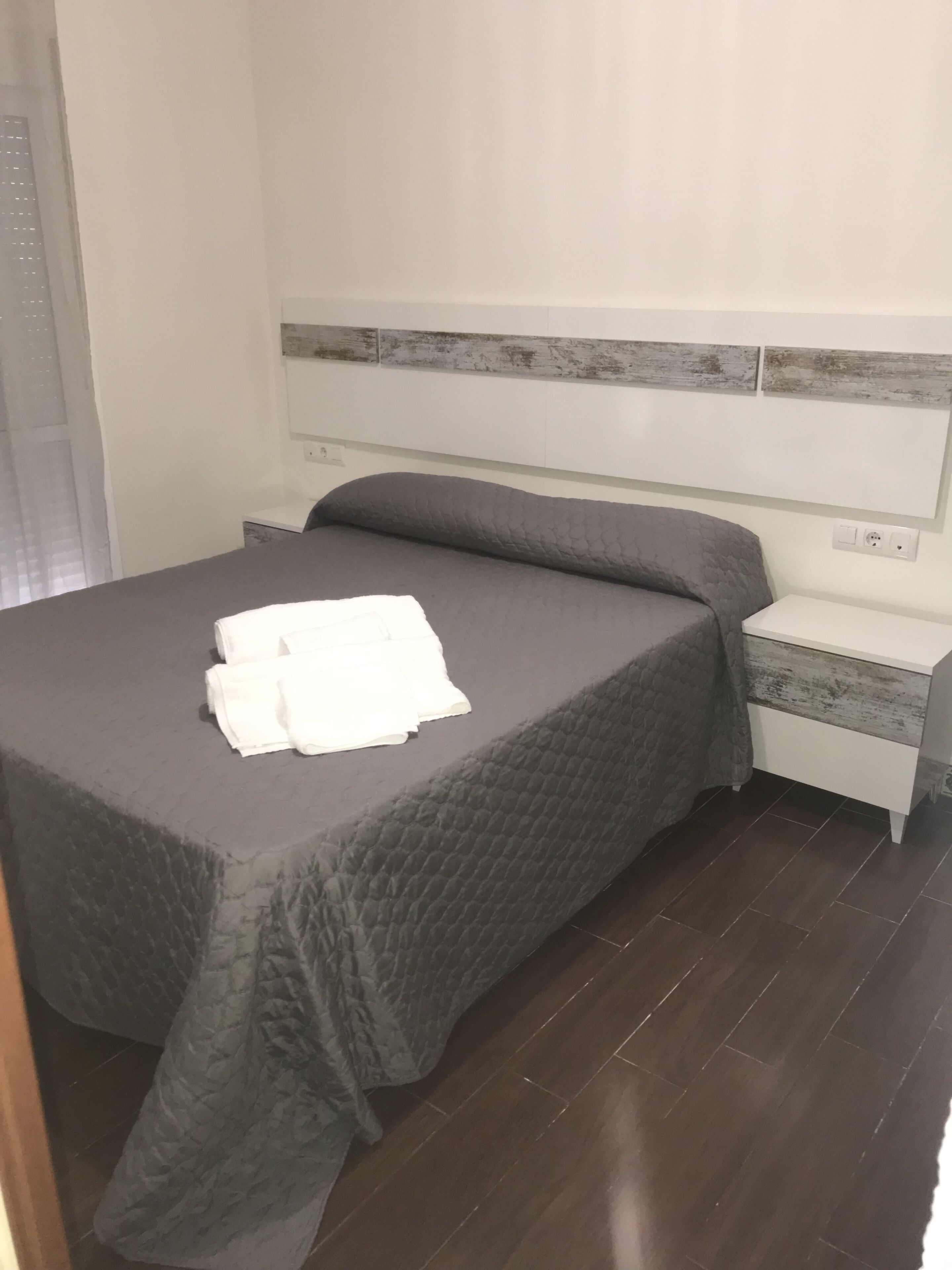 3 slaapkamers, een bureau, een strijkplank/strijkijzer, wifi