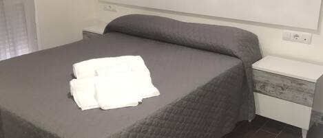 3 bedrooms, desk, iron/ironing board, WiFi