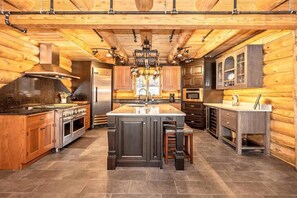 Fridge, microwave, oven, stovetop - The Log House at Sugarloaf Mountain MD (Dickerson)