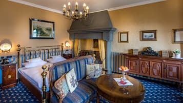 Deluxe-Doppelzimmer, Badewanne | Allergikerbettwaren, Daunenbettdecken, kostenlose Minibar, Zimmersafe