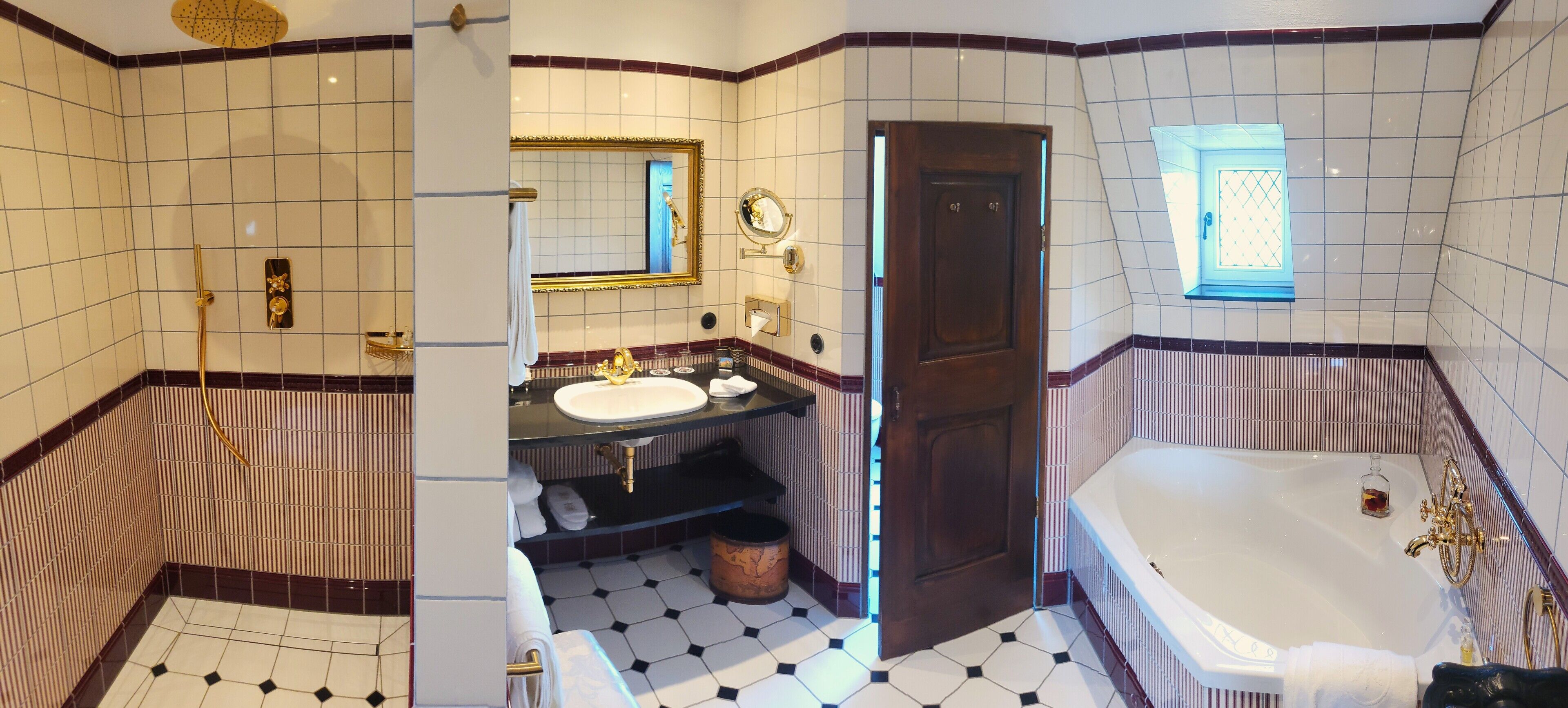 Un bany amb una banyera gran, un lavabo doble i un mirall.
