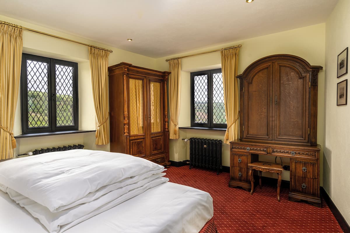 Exclusive Suite | Hypo-allergenic bedding, down duvets, free minibar, in-room safe